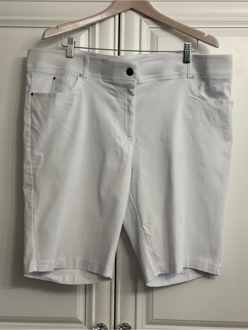 89th & Madison Plus Size 20 White Millennium Stretch Bermuda Shorts Like New!
